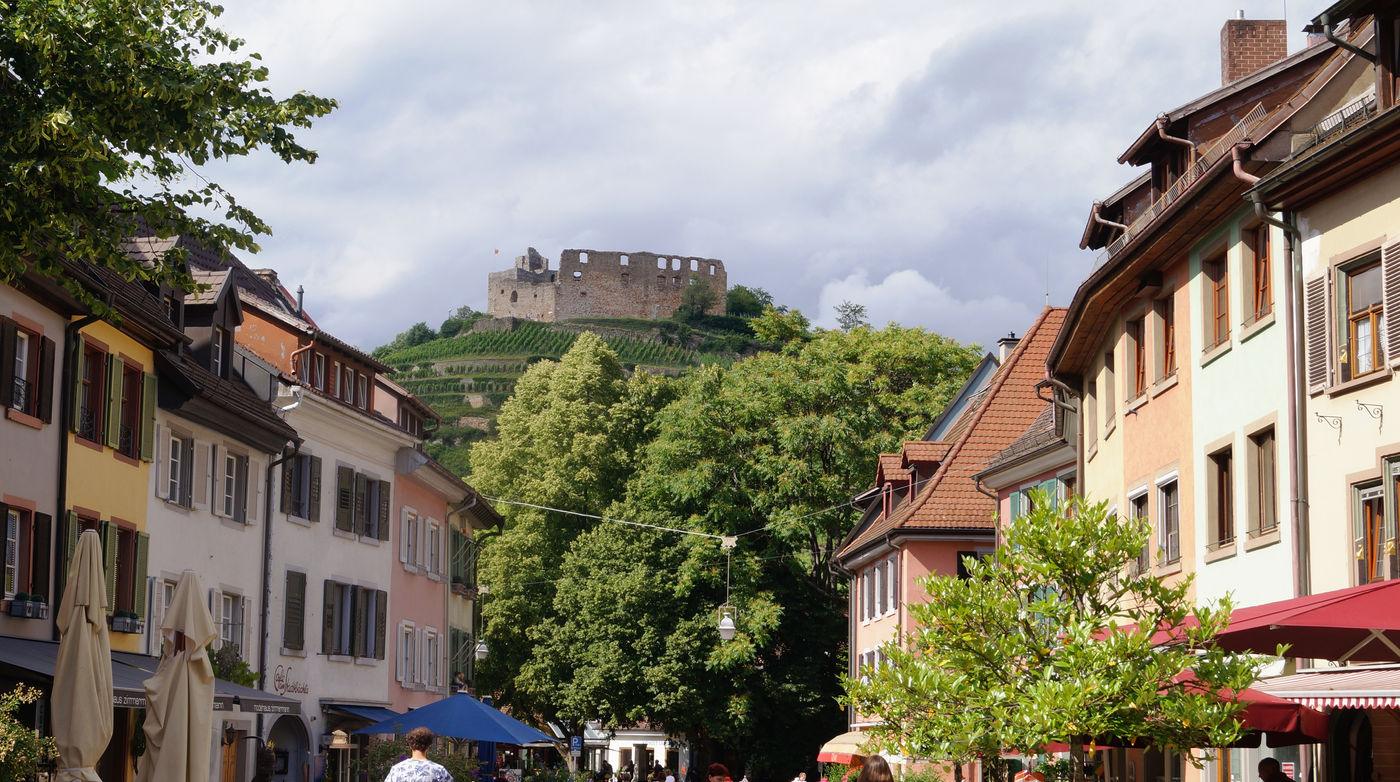 Staufener Altstadt mit Burgblick